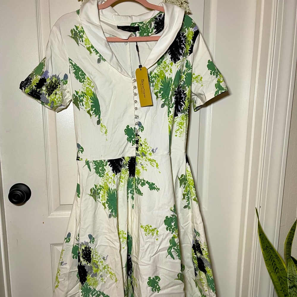 Retro dress with floral pattern